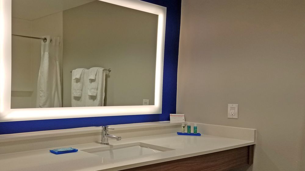 Holiday Inn Express Hastings By Ihg Εξωτερικό φωτογραφία